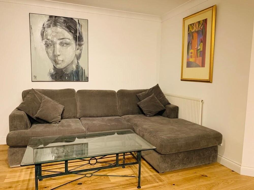 Trendy Apartment in Grade 2 Listed Warehouse Conversion, 'new West End' - Tap to explore photos