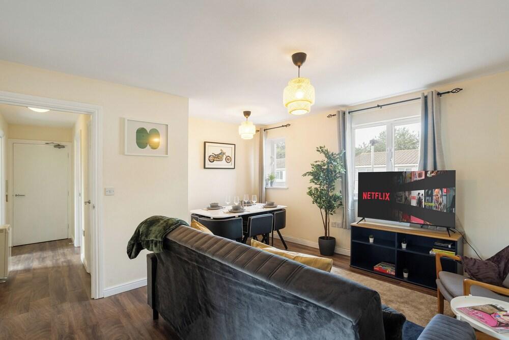 Modern Two Bedroom Flat in E16 Perfect for Groups and Families