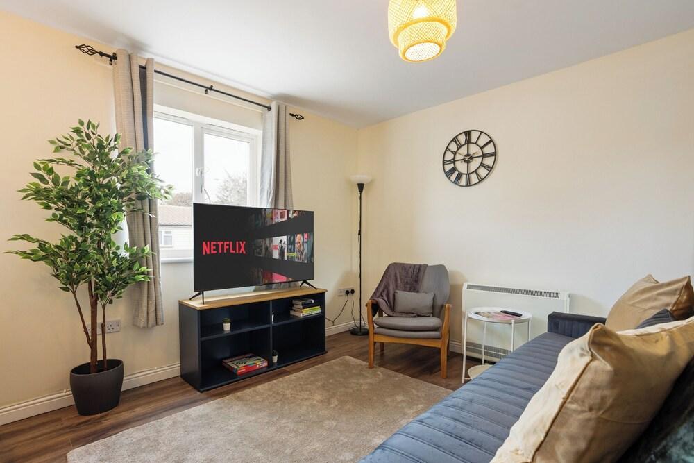 Modern Two Bedroom Flat in E16 Perfect for Groups and Families - Tap to explore photos