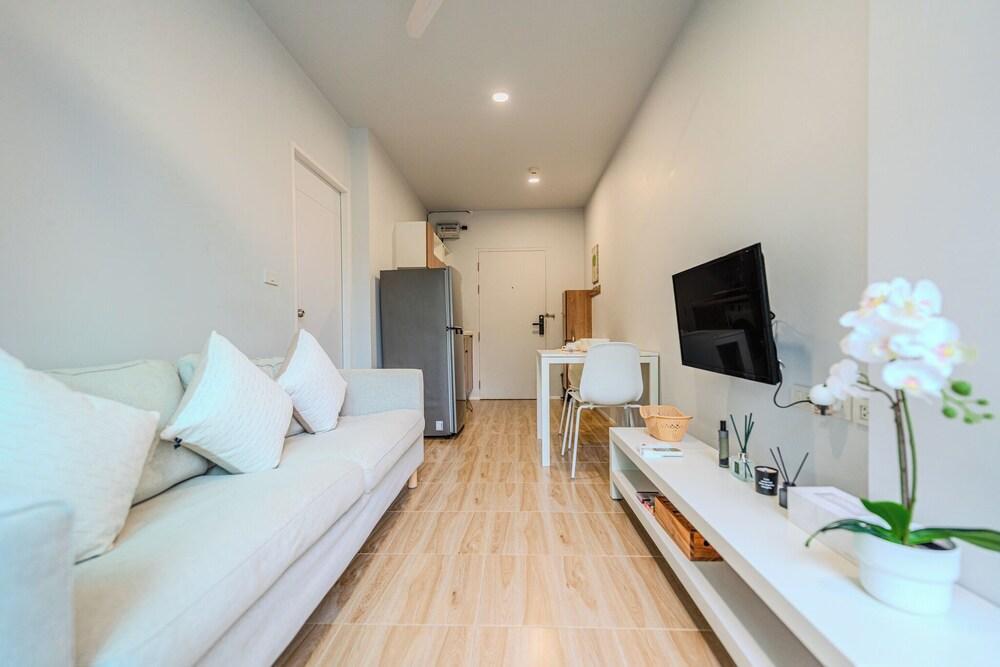 ZCapeX2 1BR 2nd Floor, Pool View & Fast Wifi by SilqStay - Tap to explore photos