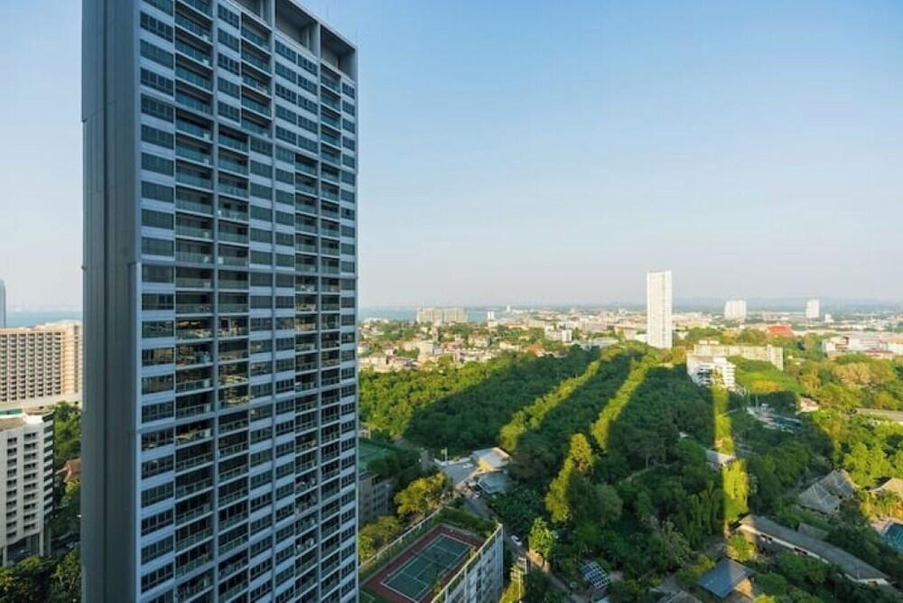 Large 1 BR Beachfront