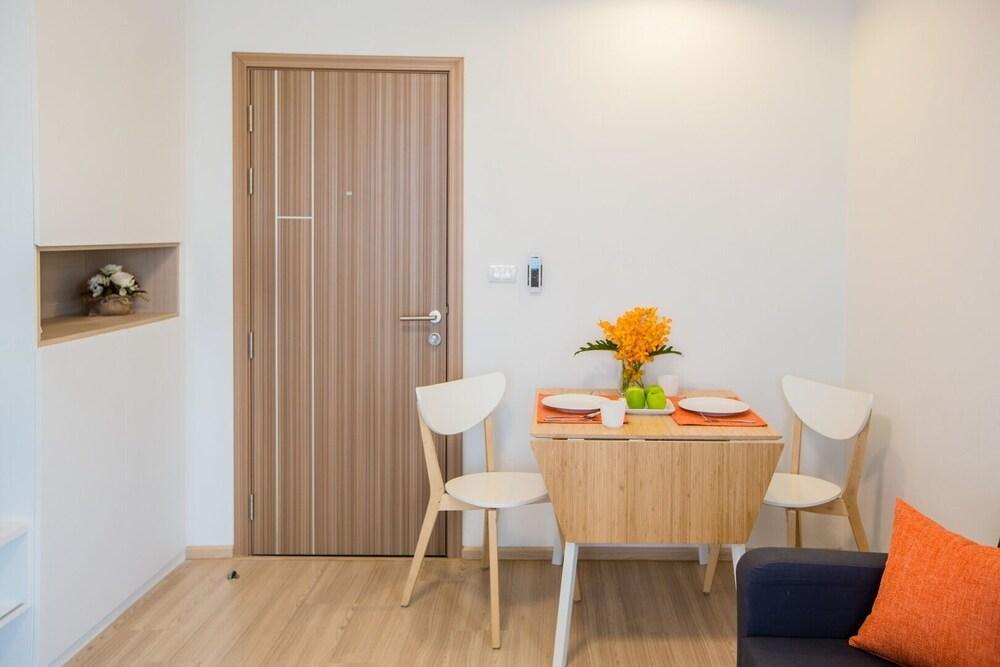 High Speed WiFi Nature Light Bright and Clean Apartment - Tap to explore photos