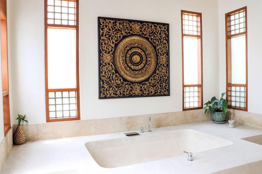 Magnificent 5BR Beachfront Villa | Lipa Noi