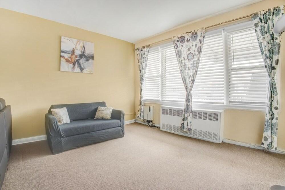 Lovely 3 bedroom Apartment with full kitchen, DR/4 beds/1.5Bathroom - Tap to explore photos