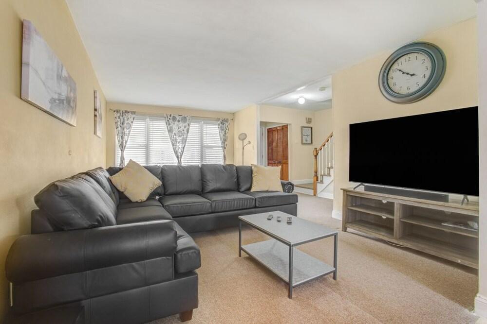 Lovely 3 bedroom Apartment with full kitchen, DR/4 beds/1.5Bathroom - Tap to explore photos