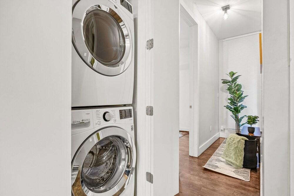 Mid-Century Stay: 5BR and 5 Baths w/ PS5 & Laundry