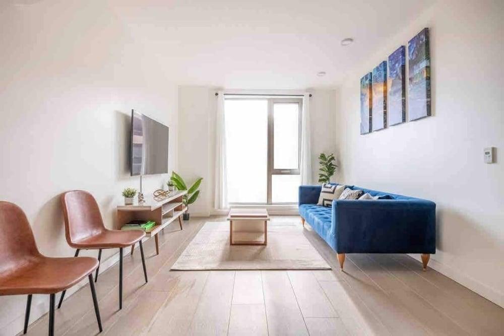 Pristine Lux 1BR w/ office/add’l BR Williamsburg - Tap to explore photos