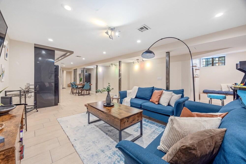 Crown Heights 6BD Haven w/Arcade Games for 16 - Tap to explore photos