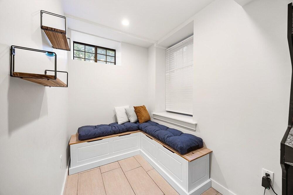 Crown Heights 6BD Haven w/Arcade Games for 16 - Tap to explore photos