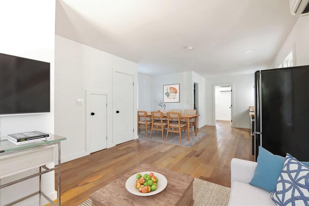 Rockaway Beach 1st Floor 1 bedroom - Tap to explore photos