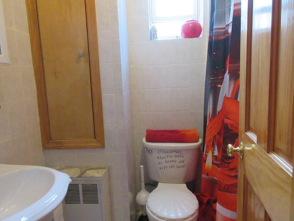 LARGE 3 BEDROOMS 20 MIN TO MANHATTAN - Tap to explore photos