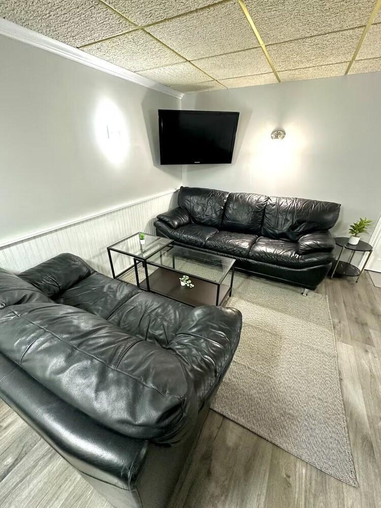 Spacious & Cozy 2 Bdrm Stay in Toronto