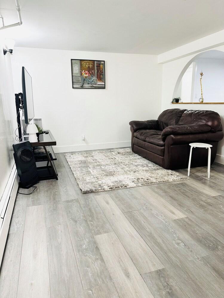 Cheerful two bedrooms apt mins to ubs stadium - Tap to explore photos