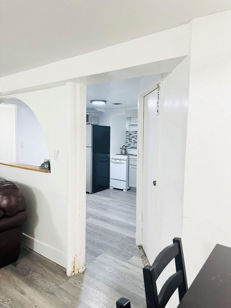 Cheerful two  bedrooms apt mins to ubs stadium