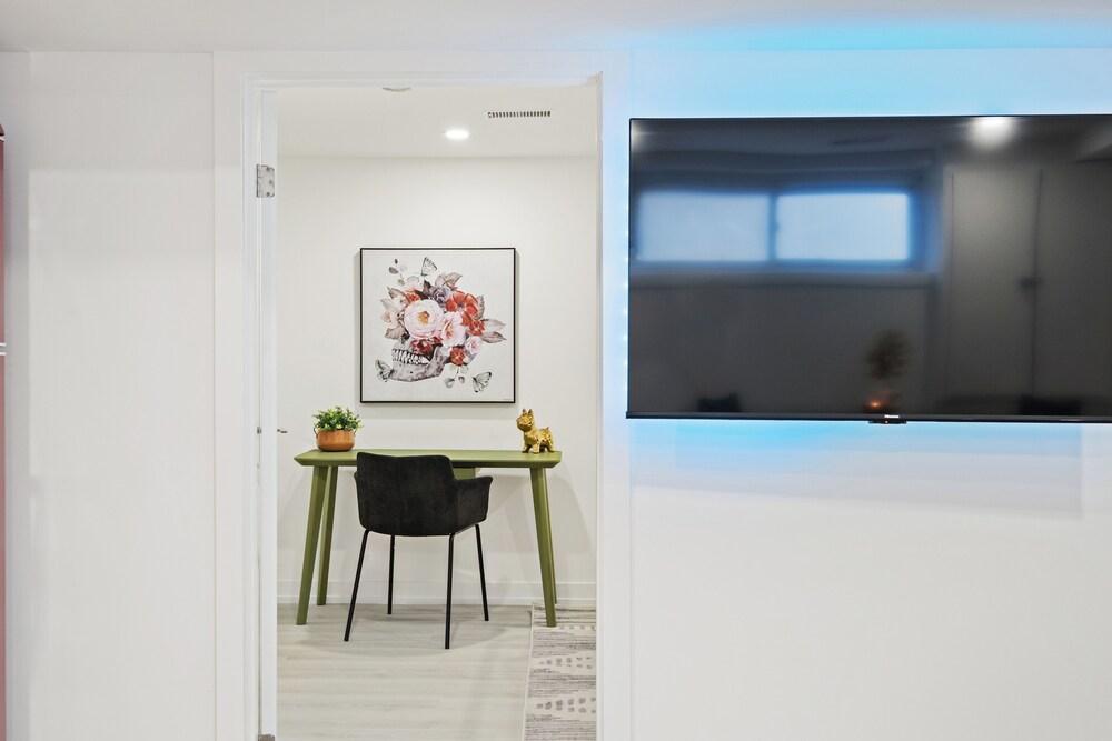 Furnished 1BR Basement | Workspace | Laundry | Parking | Ideal for Monthly Stays