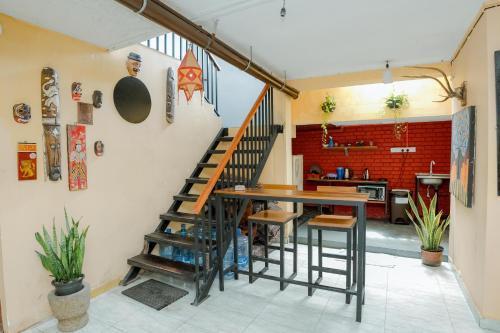 Drop Inn Hostels - Tap to explore photos