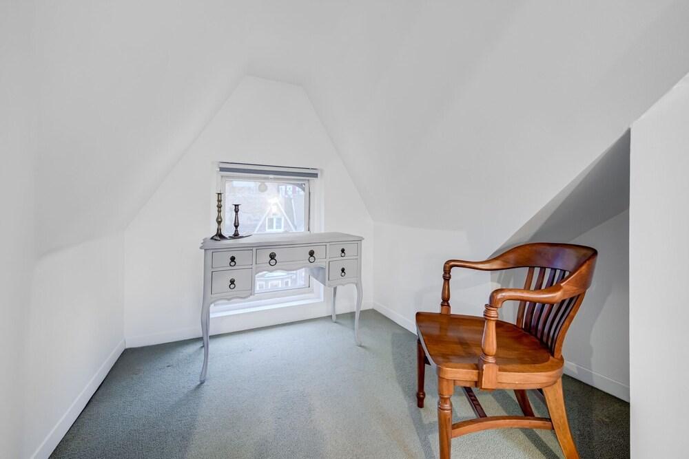 Charming 2-bedroom, 1 bath apartment in historic Cabbagetown - Tap to explore photos