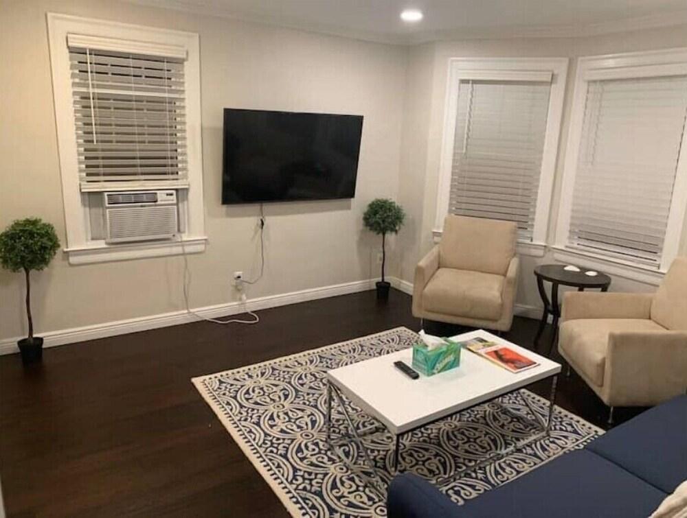 Cozy, Modern 1 BR apartment - Tap to explore photos