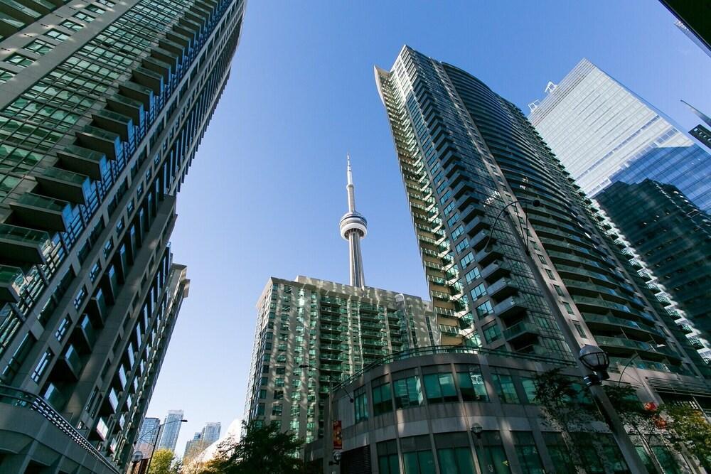 Bright 2 BR Condo - Jays, MTCC, CN Tower