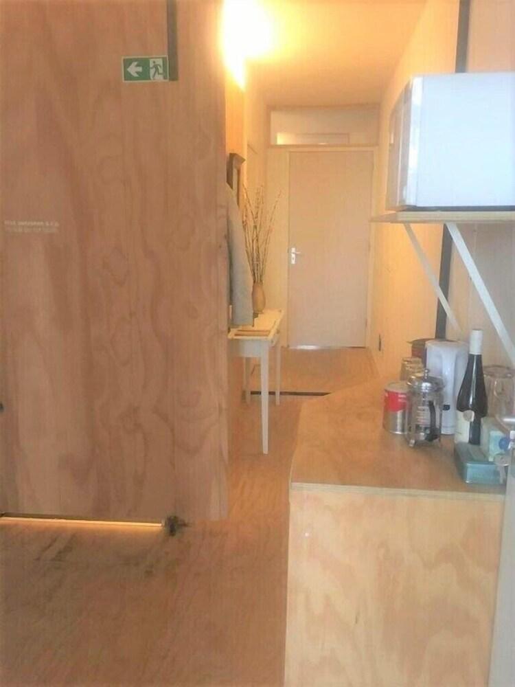 R: Clean and well-kept room 5 min from central station - Tap to explore photos