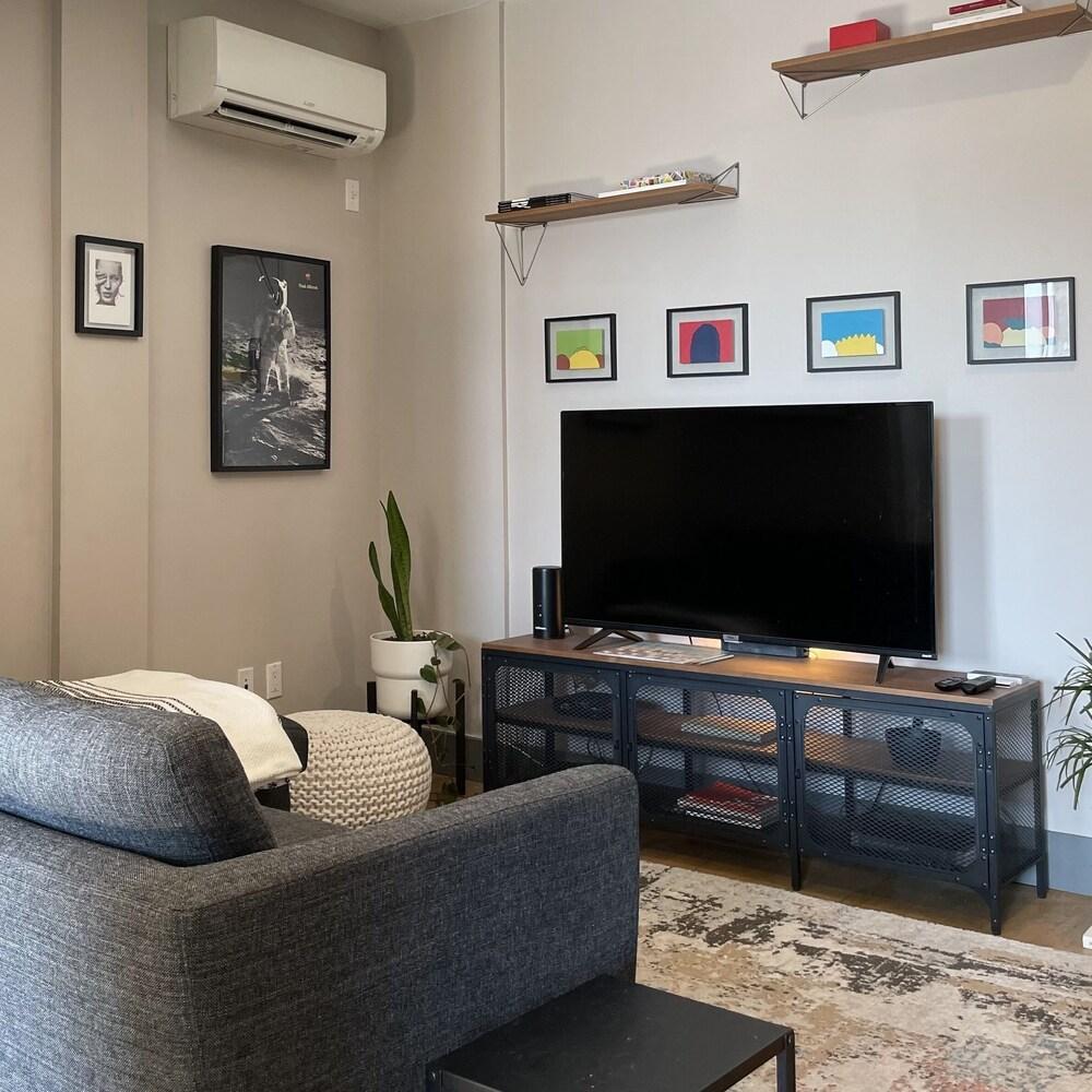 Luxury 1 Bedroom Art Studio / 20 Mins to Manhattan - Tap to explore photos