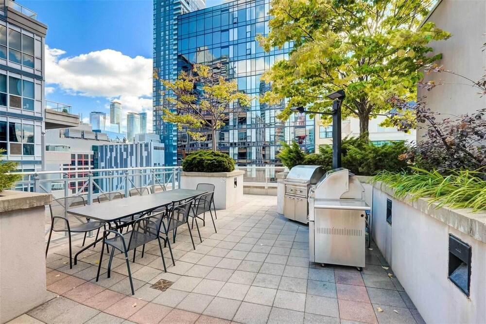 Comfortable Condo Retreat in Prime Downtown Toronto Location