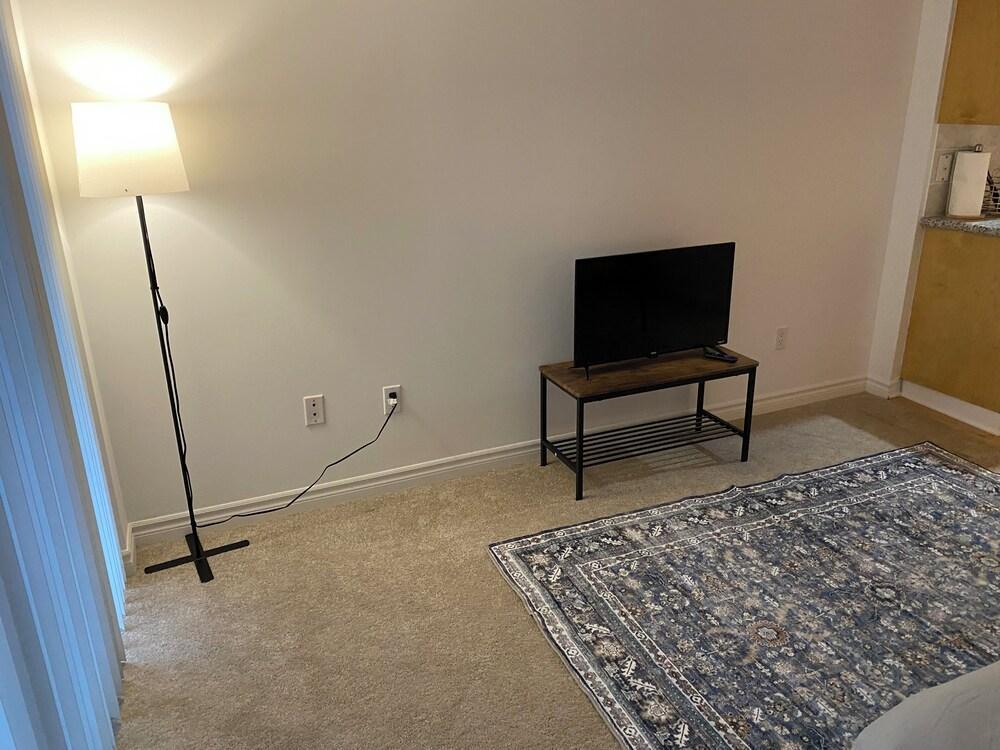 Comfortable Condo Retreat in Prime Downtown Toronto Location - Tap to explore photos