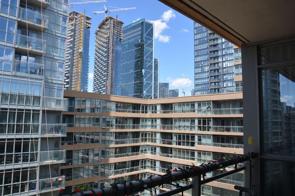 Downtown 2Bd Condo with steps to CN Tower and Lake