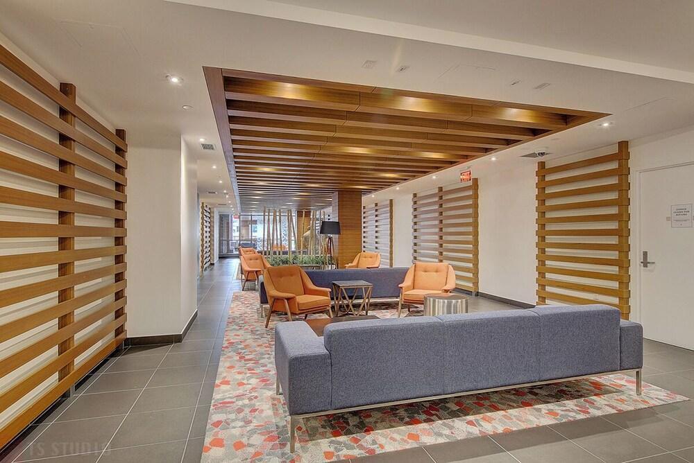 Charming 2-bedroom apartment with WiFi, AC near CN tower - Tap to explore photos