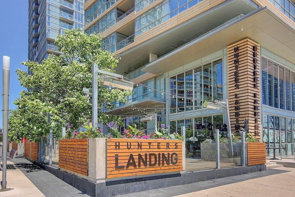 Charming 2-bedroom apartment with WiFi, AC near CN tower
