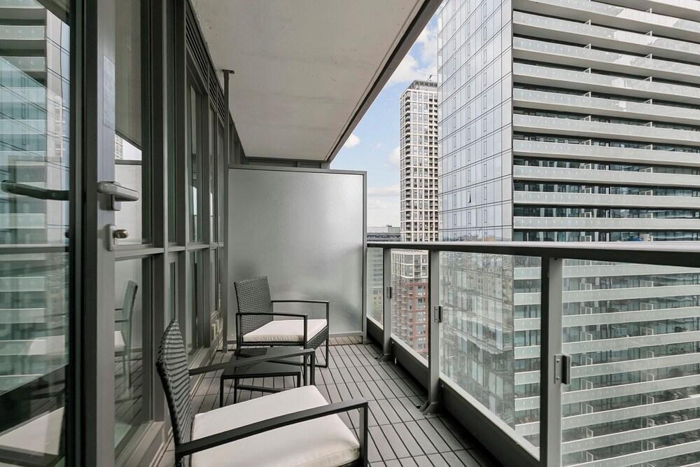 Luxury Downtown Apartment 2bed2bath | Parking| Pool | Gym