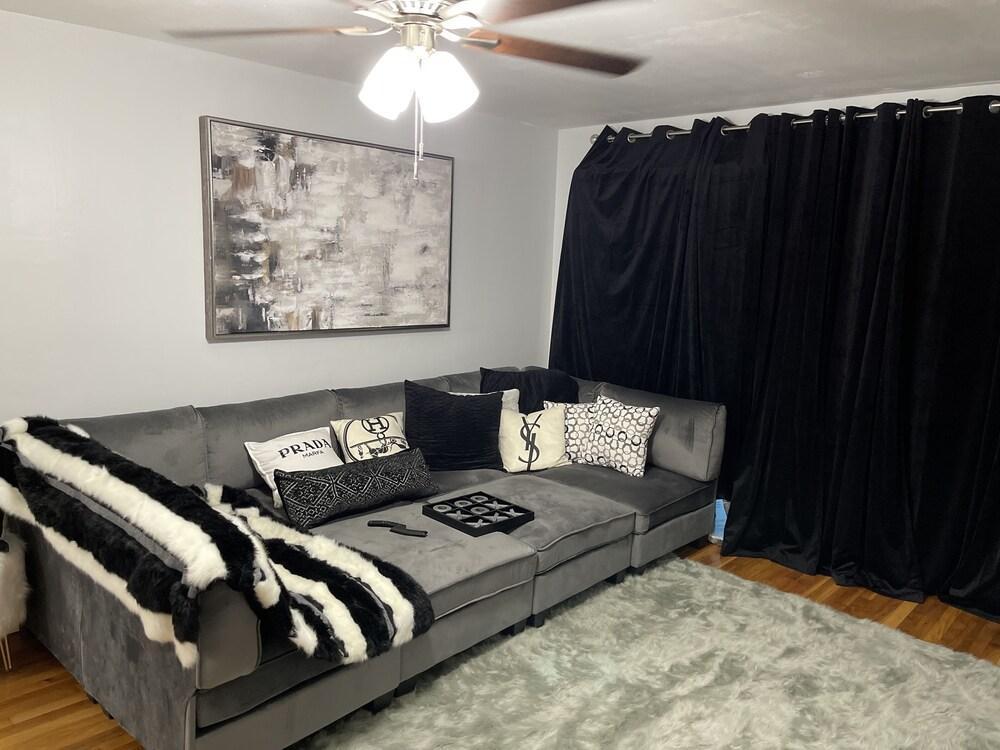 Lovely 2 bed/ bathroom apartment with open parking - Tap to explore photos