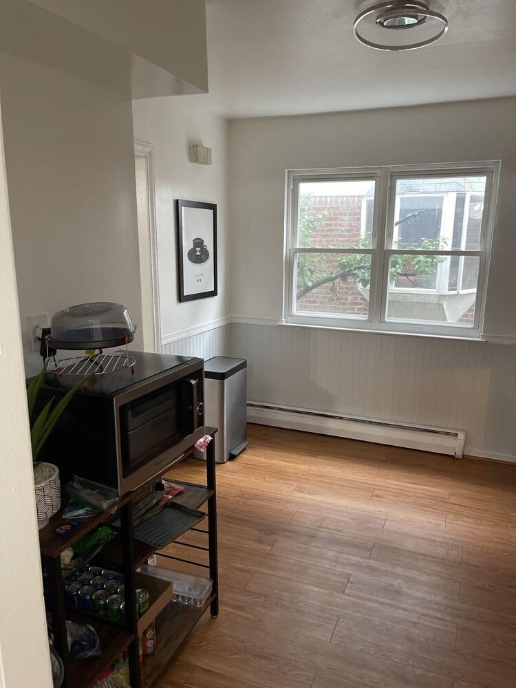 Lovely 2 bed/ bathroom apartment with open parking