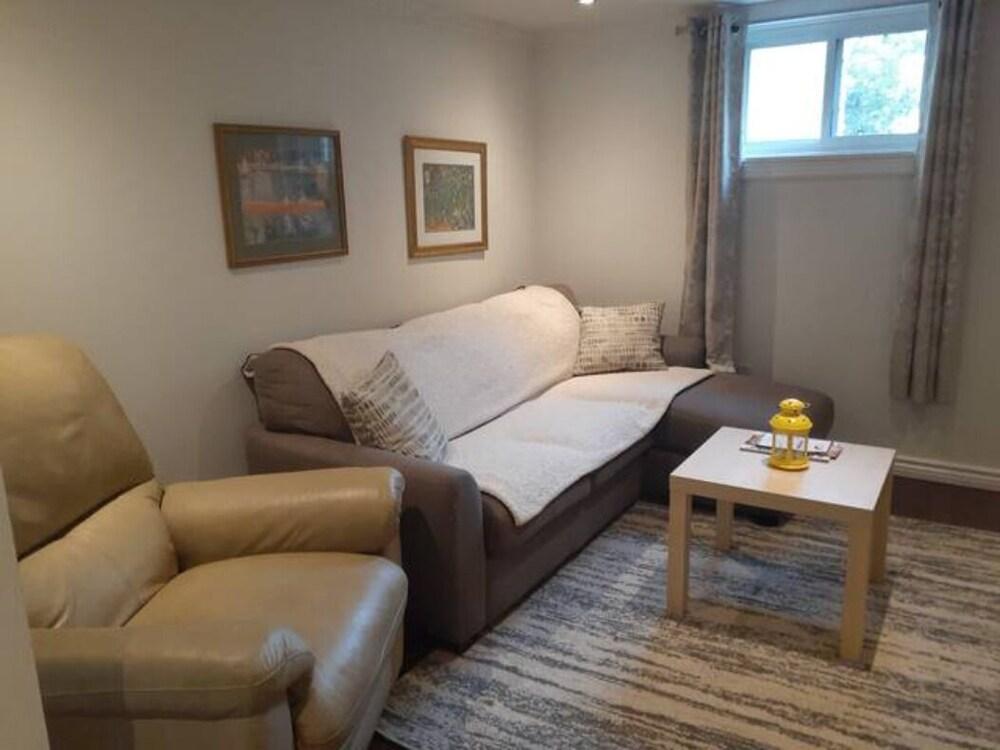 A guest suite with free parking, 20min to downtown - Tap to explore photos