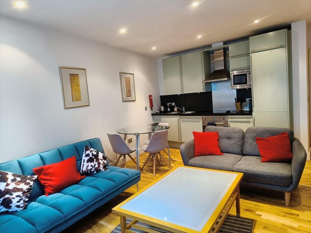 Awesome 1 Bed Apartment Tower Hill - Tap to explore photos