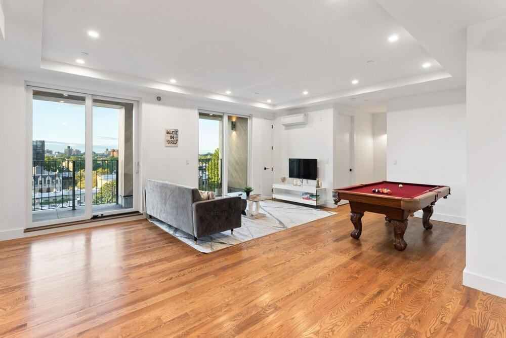 Spacious Apt with NYC Skyline Views!! Pool table +