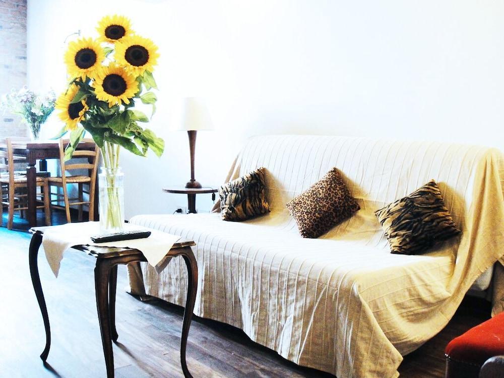 Charming apartment in Navona Square (Multiple rentals available) - Tap to explore photos