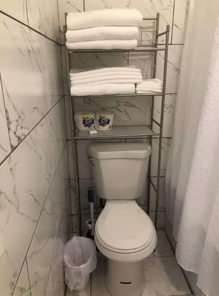 Modern Two-Bedroom Apt close to Manhattan! Apple - Tap to explore photos