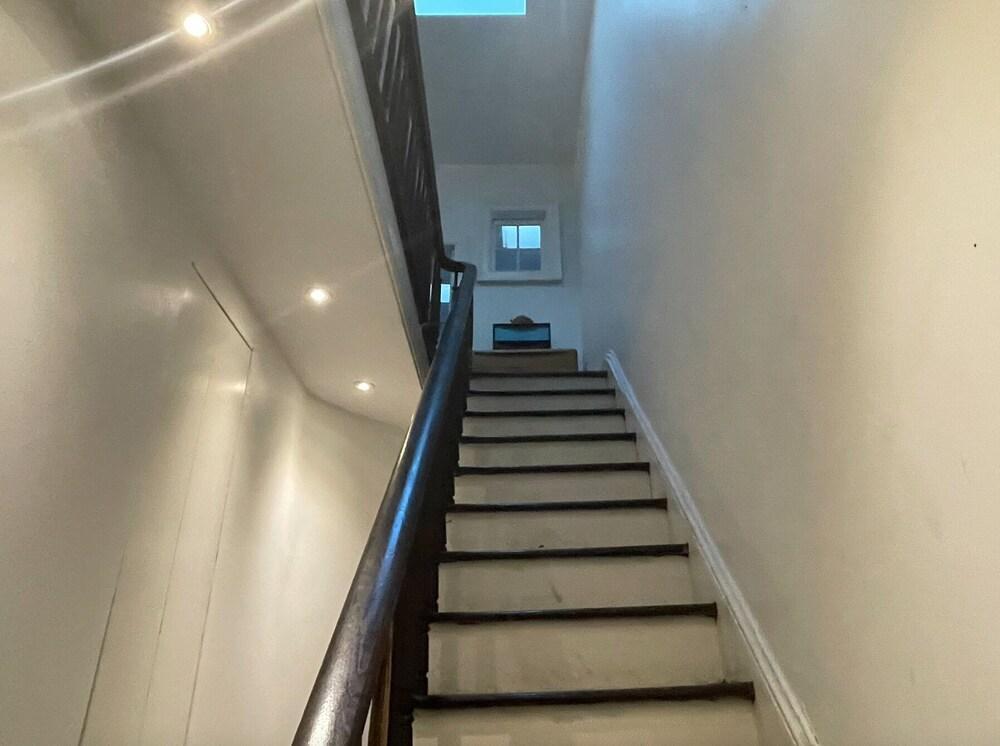 Charming Brooklyn Row House: 10 min to Manhattan