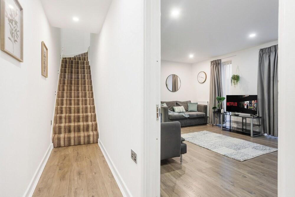 Comfortable 3-Bed close to Excel Ideal for Groups - Tap to explore photos