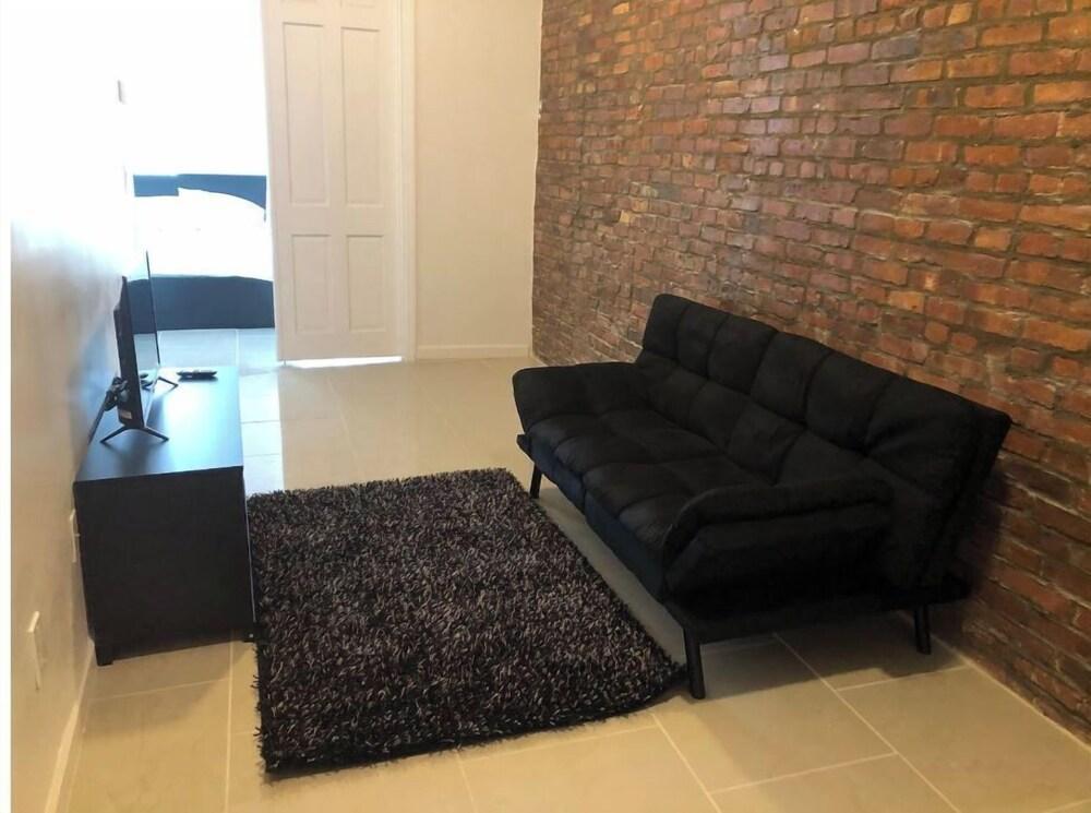 Modern Two-Bedroom Apt close to Manhattan! Candy - Tap to explore photos