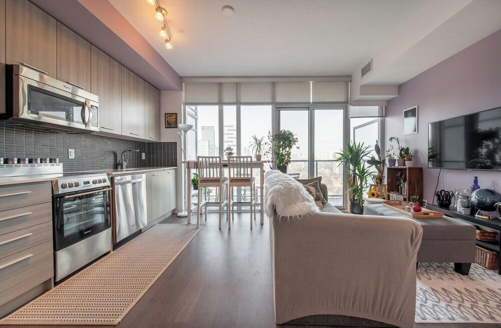 Modern Downtown Condo - 1BR + 1BA + Sofabed - Tap to explore photos