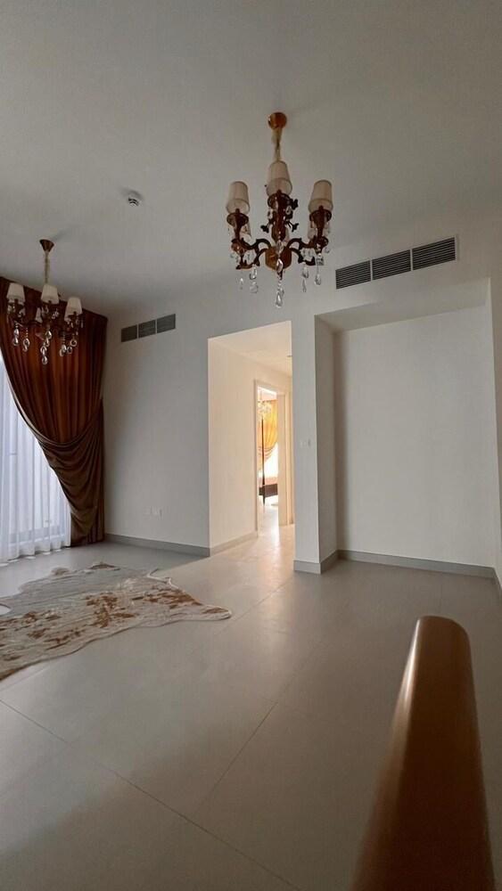 Elegant Villa with Direct Pool/Lagoon Access