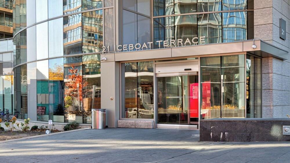 Luxury Lakeview Downtown Condo + Parking & Balcony