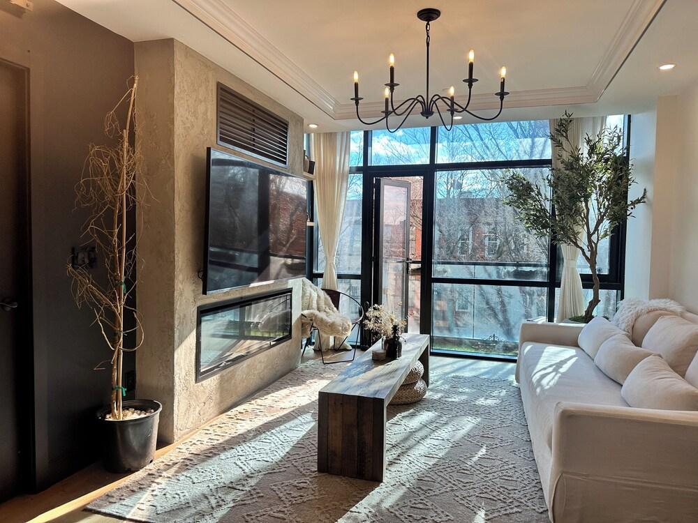 Cozy 1-bedroom condo with rooftop - Tap to explore photos