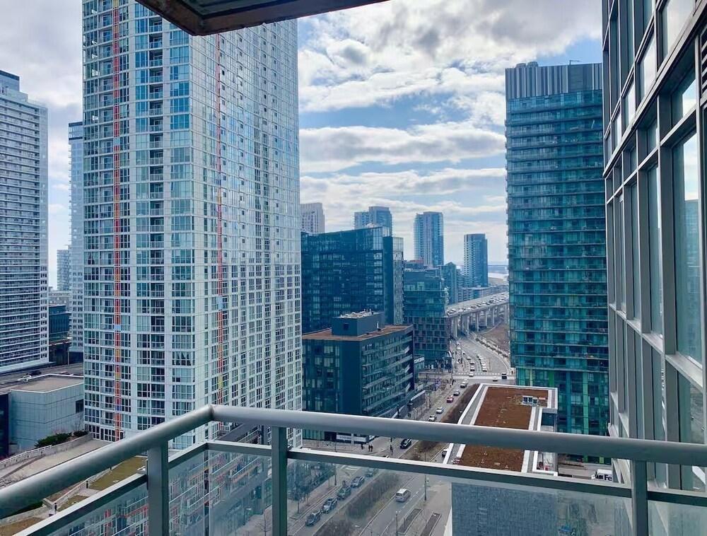 Lakeview 2B2B Modern Condo/FreeParking