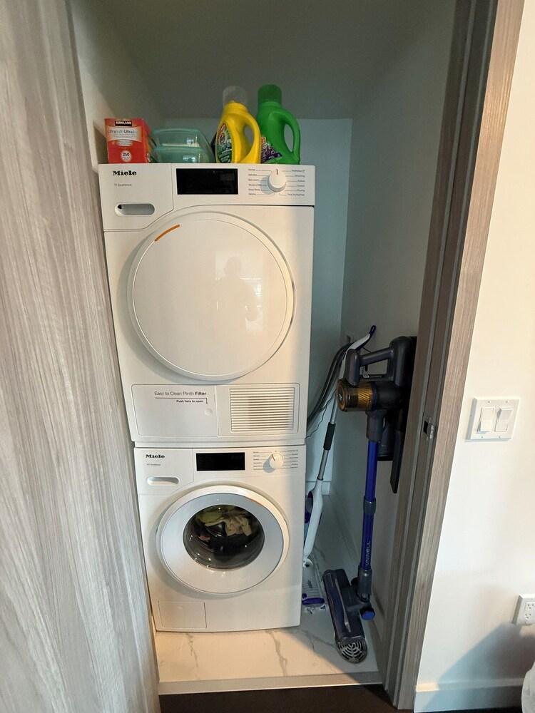 Luxury 2-bedroom 2 baths condo Downtown Toronto - Tap to explore photos