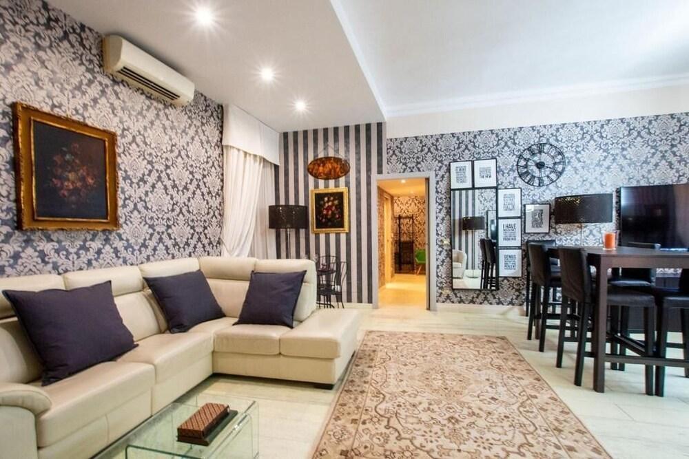Smart & Luxury Apartment Colosseo - Tap to explore photos
