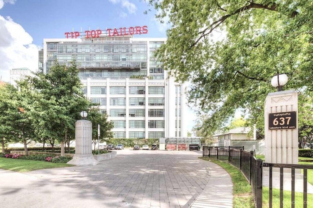 Luxurious, modern and convenient lake shore condo on penthouse floor