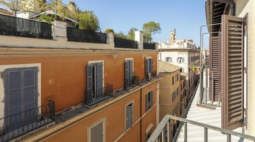 Elegant Roman Apartment with Rooftop Access & Landmark Views